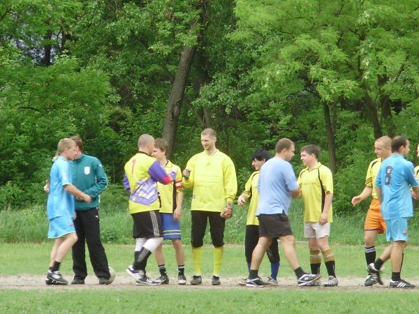 Команди вітаються перед грою