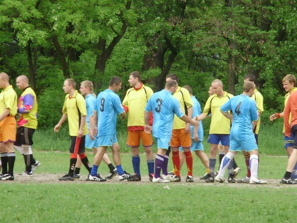 Команди вітаються перед грою