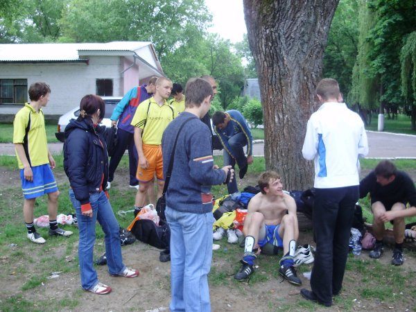 Після гри учасники перевдягаються